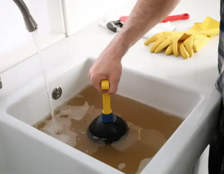Fregadero atascado: soluciones caseras vs. servicio profesional